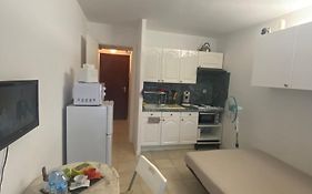 Joli studio neuf av terrasse à 50 m de la mer et gare