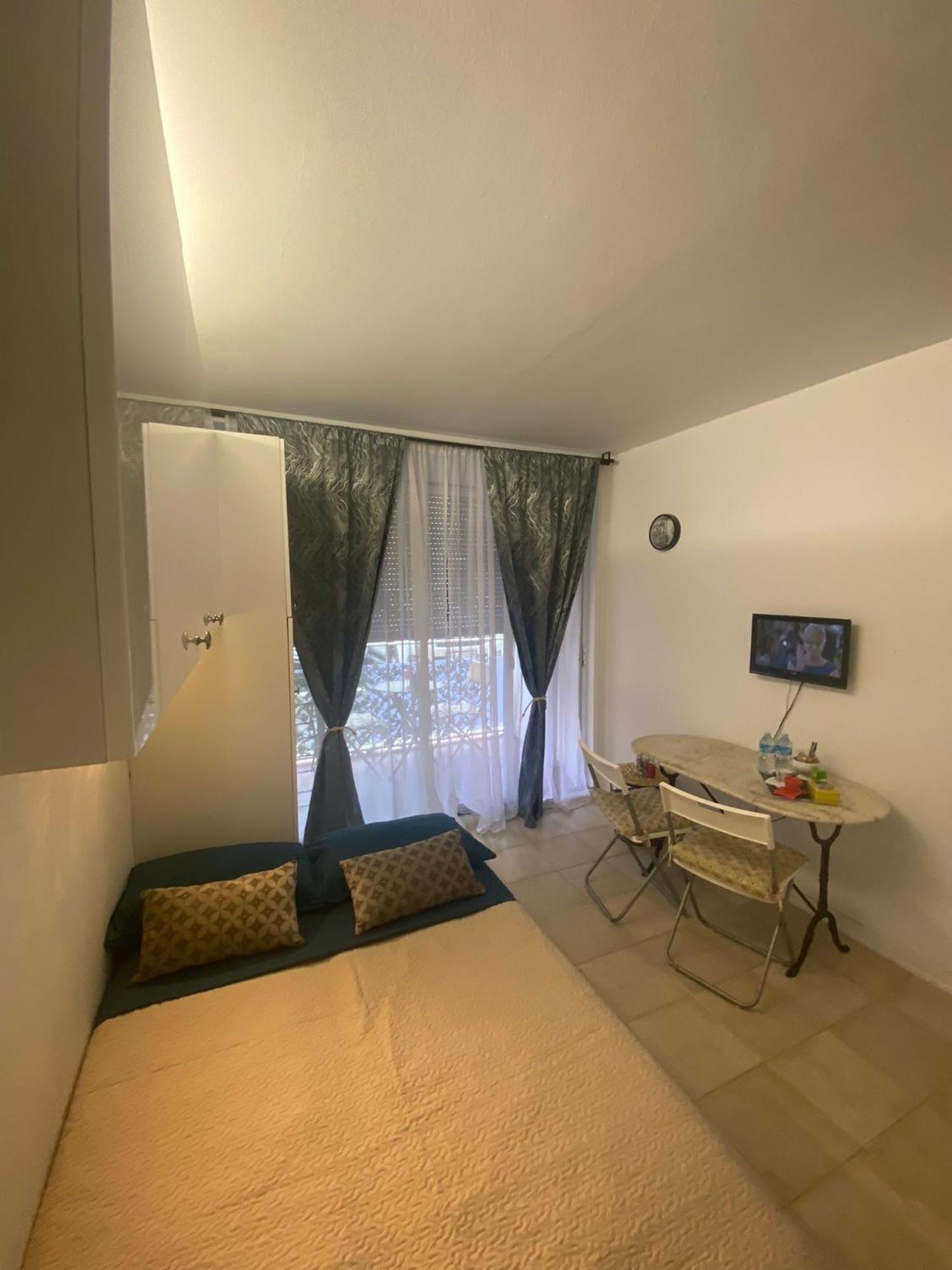 Joli studio neuf av terrasse à 50 m de la mer et gare Roquebrune-Cap-Martin Extérieur photo